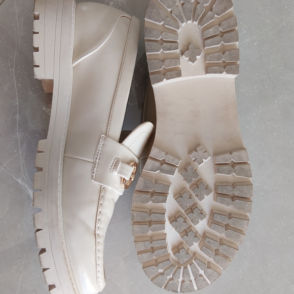 Steve Madden Cream Loafers with Gold Accent - Picture 4 of 5